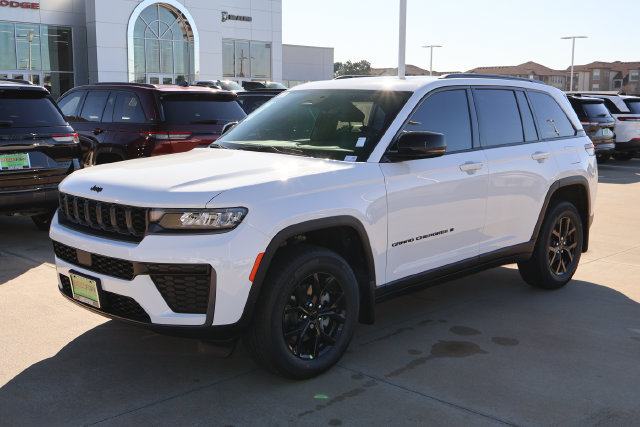 New 2026 Jeep Grand Cherokee Altitude RWD image 3