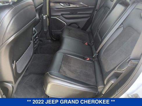 Used 2022 Jeep Grand Cherokee Altitude AWD/4WD image 17