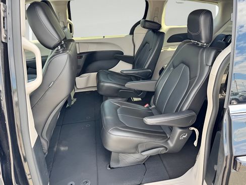 Used 2023 Chrysler Pacifica Touring-L FWD image 32