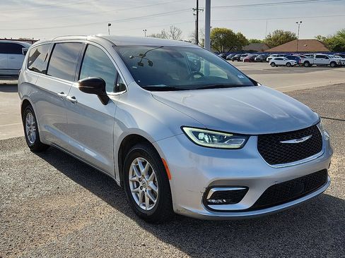 Used 2024 Chrysler Pacifica Touring-L image 4