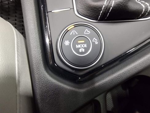 New 2025 Volkswagen Taos SE image 31