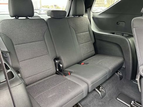 Used 2025 Chevrolet Traverse LT image 12