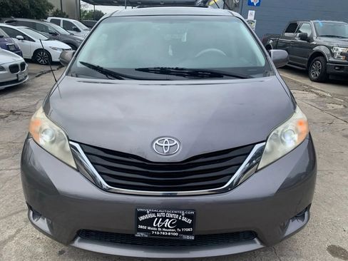 Used 2011 Toyota Sienna LE image 2