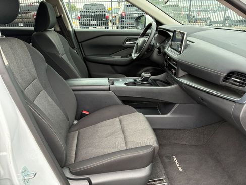 Used 2025 Nissan Rogue SV FWD image 33