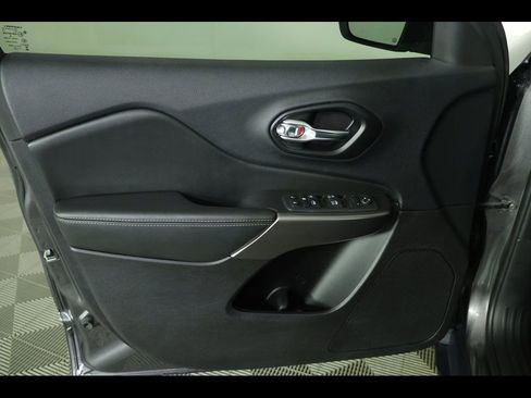 Used 2020 Jeep Cherokee Latitude Lux w/ Comfort/Convenience Group image 20