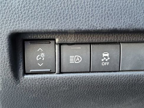 Used 2023 Toyota Venza LE AWD/4WD image 8