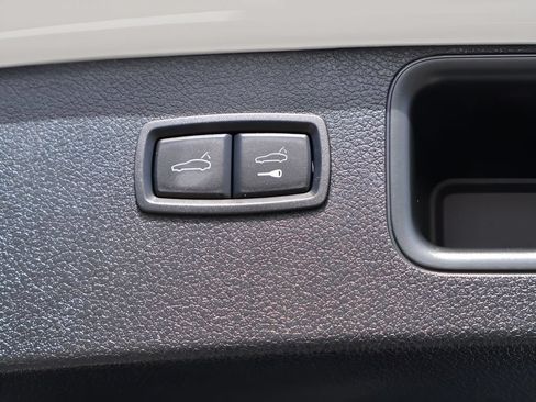Used 2025 Porsche Macan AWD/4WD image 18