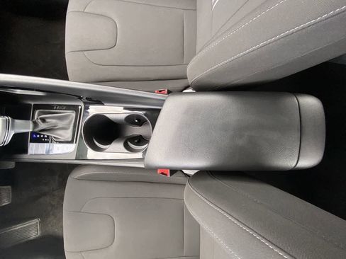 Used 2025 Hyundai Elantra SEL FWD image 21