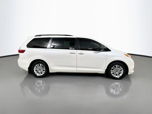 Used 2017 Toyota Sienna Limited FWD image 3