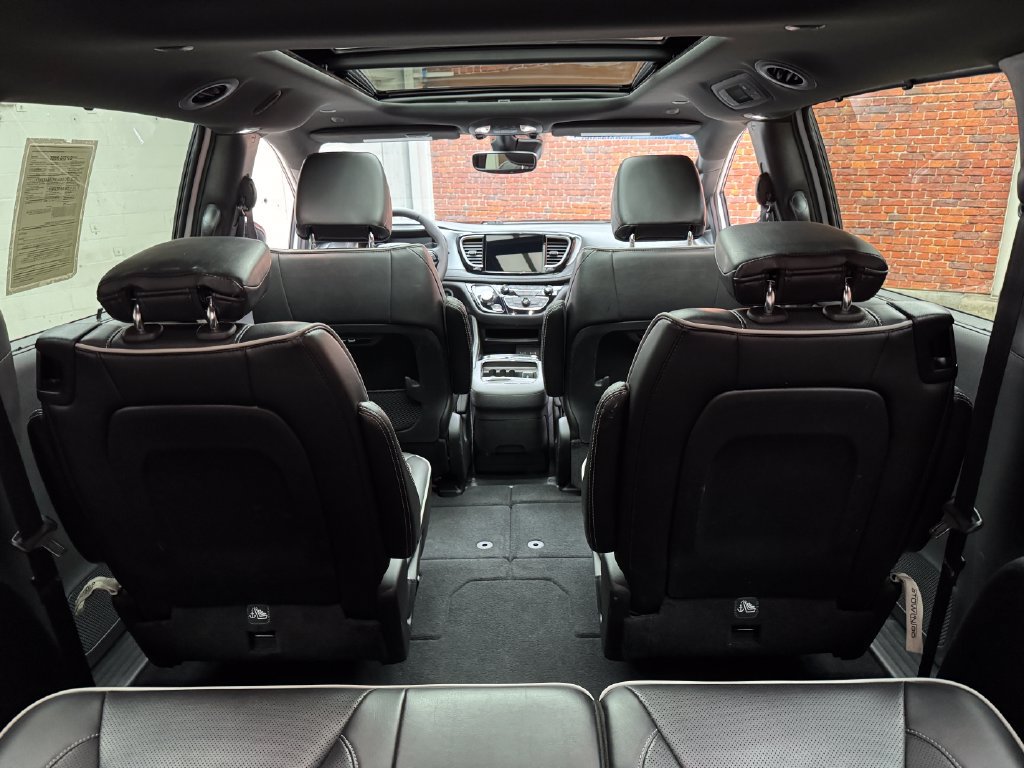 Used 2025 Chrysler Pacifica Limited FWD image 32
