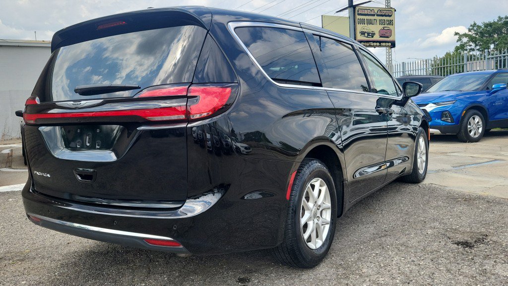 Used 2025 Chrysler Pacifica Select FWD image 9