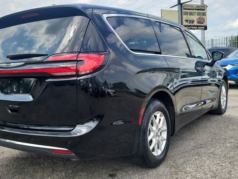 Used 2025 Chrysler Pacifica Select FWD image 9