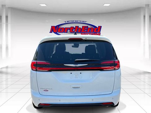 Used 2023 Chrysler Pacifica Touring-L FWD image 6