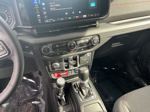 Used 2025 Jeep Wrangler Unlimited Rubicon image 37