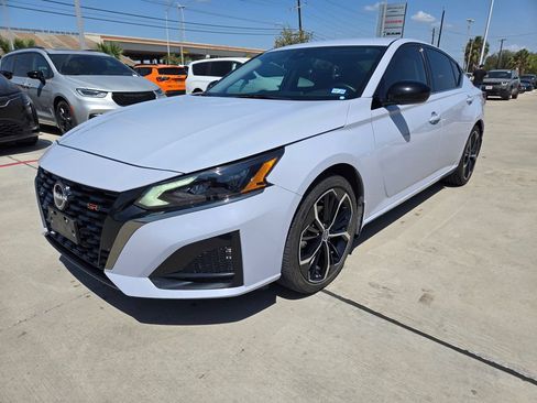 Used 2025 Nissan Altima 2.5 SR FWD image 7