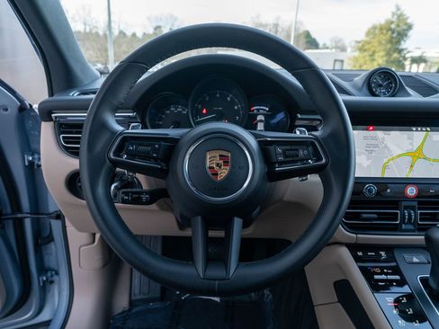 Certified 2025 Porsche Macan image 23
