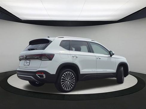 New 2026 Volkswagen Taos SE FWD image 7