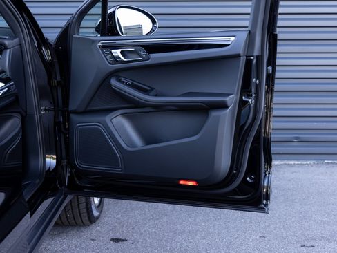 Certified 2025 Porsche Macan image 31