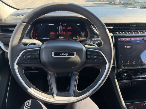 Used 2023 Jeep Grand Cherokee Limited image 16