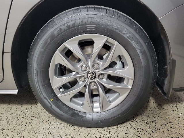 Used 2026 Toyota Sienna XLE FWD image 8