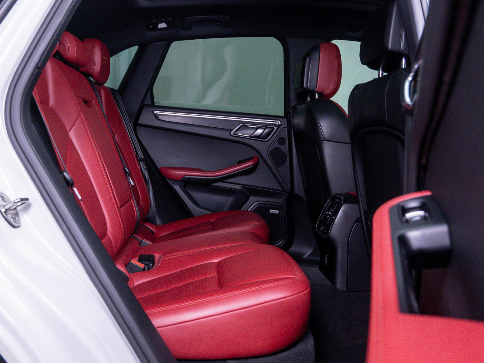 Used 2018 Porsche Macan GTS AWD/4WD image 12
