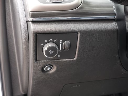 Used 2019 Jeep Grand Cherokee Limited w/ Luxury Group II AWD/4WD image 17