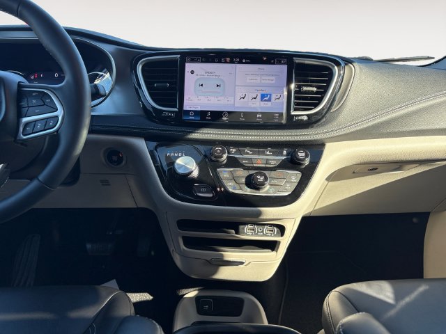 Used 2023 Chrysler Pacifica Touring-L FWD image 11