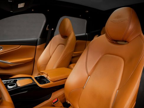 Used 2021 Aston Martin DBX image 57