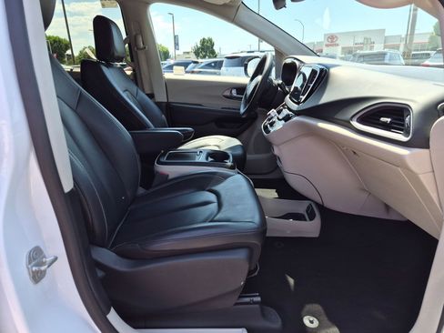 Used 2024 Chrysler Pacifica Touring-L FWD image 29