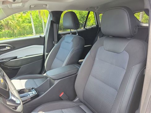 Used 2024 Chevrolet Trax LT w/ Sunroof Package FWD image 20