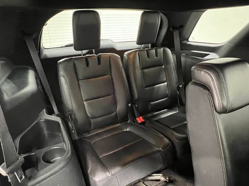 Used 2018 Ford Explorer XLT w/ Equipment Group 202A AWD/4WD image 35