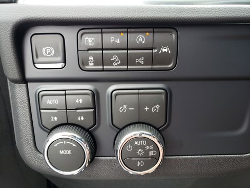 New 2026 Chevrolet Suburban Z71 w/ Comfort Package AWD/4WD image 15