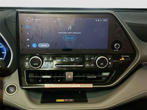 New 2026 Toyota Highlander Platinum image 9