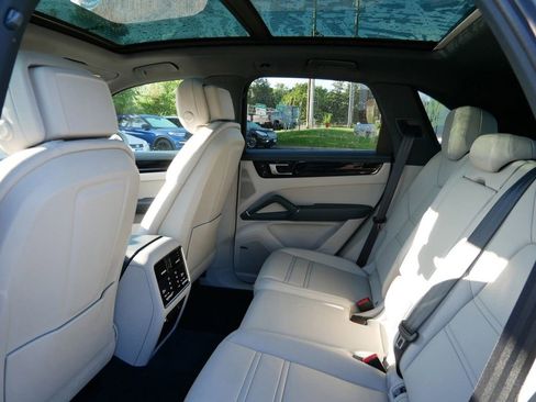Used 2022 Porsche Cayenne AWD/4WD image 11