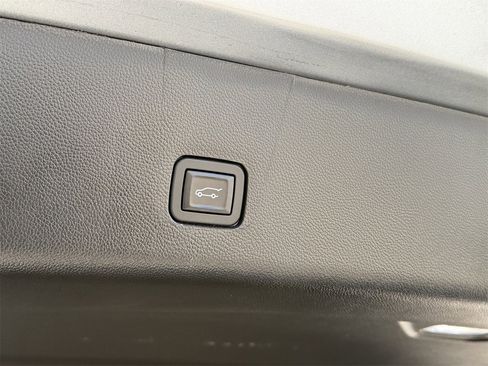 Used 2023 Chevrolet Traverse Premier image 32