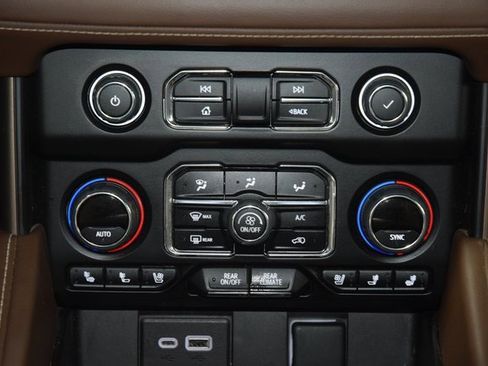 Used 2024 Chevrolet Suburban High Country image 32