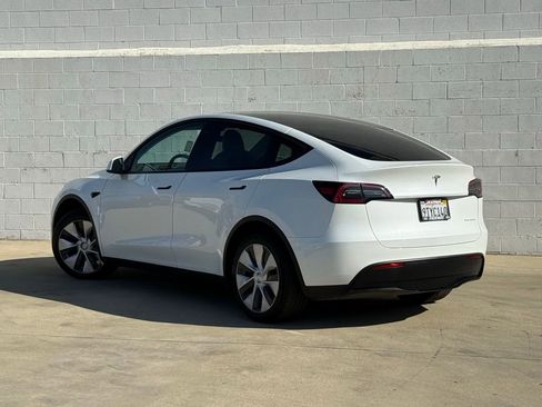 Used 2023 Tesla Model Y Long Range image 3