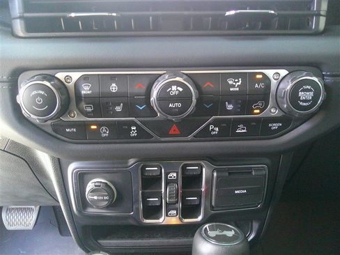 Used 2024 Jeep Wrangler Unlimited Sahara w/ Technology Group AWD/4WD image 14