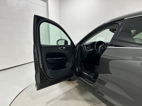 Used 2019 Volvo XC60 T5 Momentum w/ Multimedia Package AWD/4WD image 22