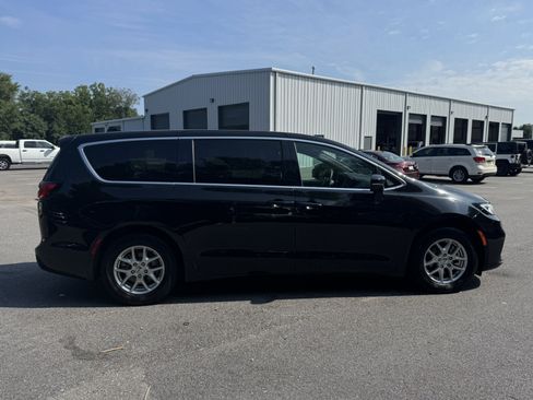 Used 2025 Chrysler Pacifica Select FWD image 4