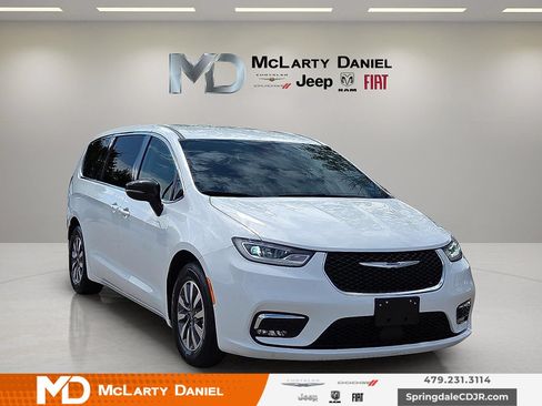 Used 2024 Chrysler Pacifica Limited FWD image 1