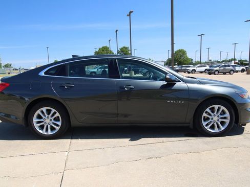Used 2017 Chevrolet Malibu LT w/ Leather Package FWD image 4