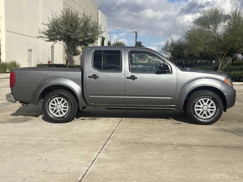 Used 2018 Nissan Frontier SV image 2