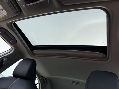 Used 2021 Toyota Camry SE w/ Cold Weather Package image 22