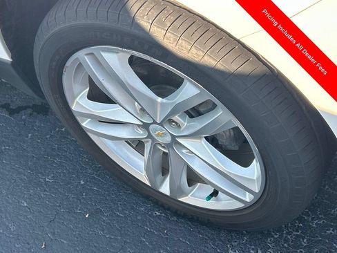 Used 2018 Chevrolet Equinox Premier FWD image 2