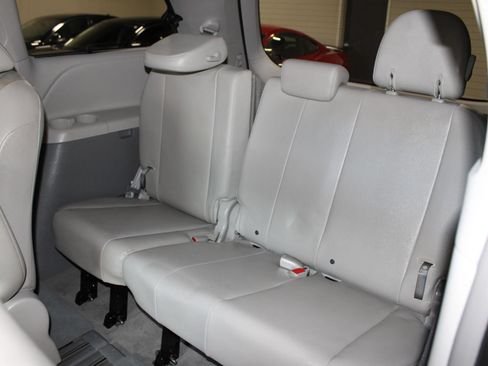 Used 2014 Toyota Sienna XLE FWD image 22