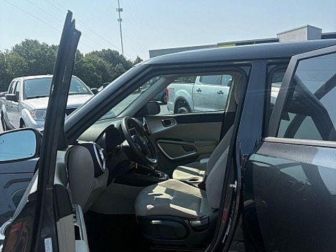 Used 2025 Kia Soul LX w/ LX Technology Package FWD image 11