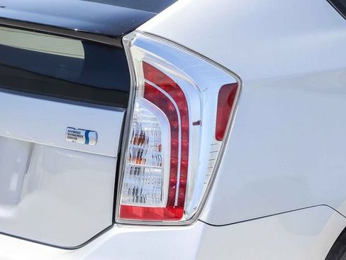 Used 2015 Toyota Prius Three w/ Preferred Accessory Package FWD image 8