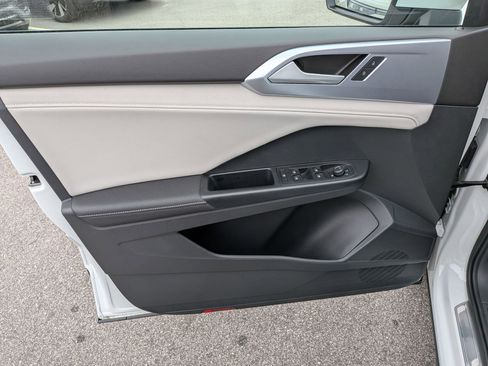 Used 2025 Volkswagen Taos SE image 11