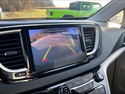 Used 2024 Chrysler Pacifica Touring-L image 21